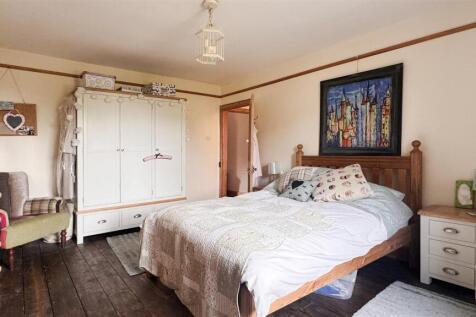 Bedroom 1 1.jpg