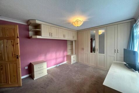 Bedroom 1.jpg