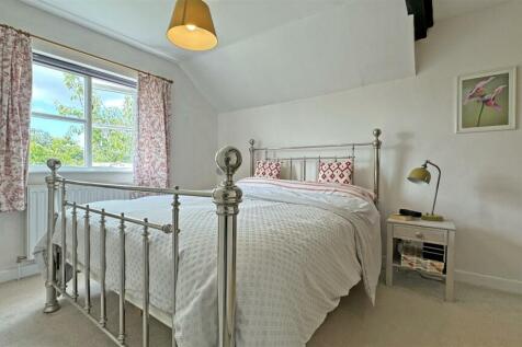Bedroom 1 1.jpg