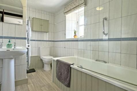 Bathroom 1.jpg