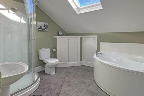 Bathroom 1.jpg