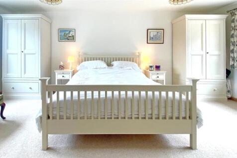 Master bed xxxx.jpg