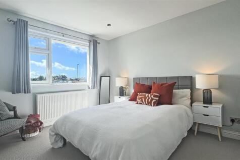 Bedroom 1.jpg
