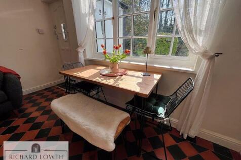 Lounge/Dining Area