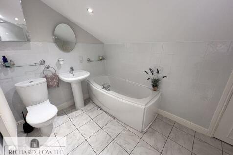 Ensuite Shower/Bath/WC