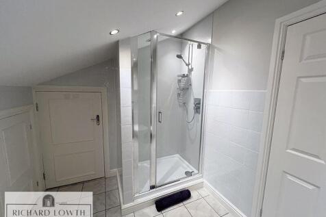 Ensuite Shower/Bath/WC