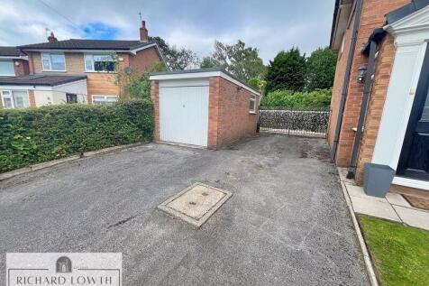 Garage/Driveway Parking