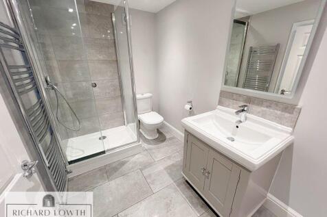 Ensuite Bath/Shower/WC