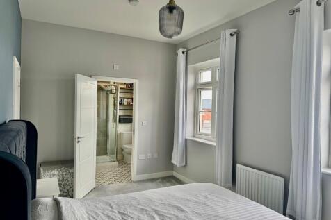 master bedroom to...