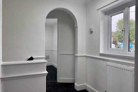 archway to bedroo...
