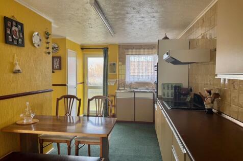 kitchen/breakfast...