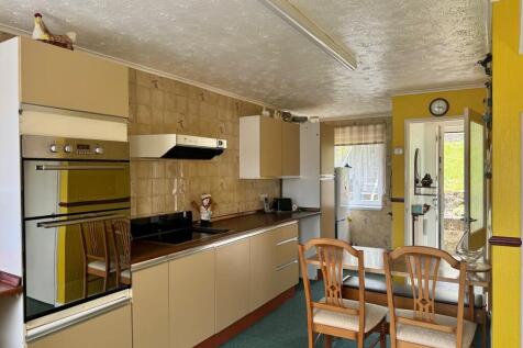 kitchen/breakfast...