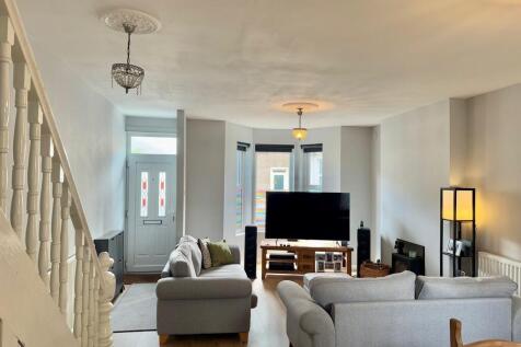 Open plan lounge ...