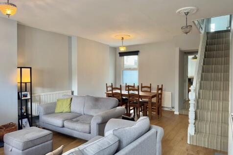 Open plan lounge ...