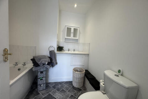 En-suite to bed 1