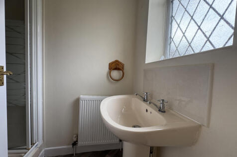 En-suite shower/WC