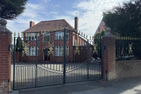 Front (gates closed)