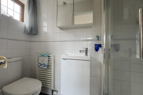 En-suite shower/WC