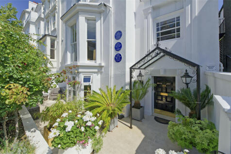 1&#64;22 hyde pk gate...