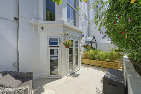 1&#64;22 hyde pk gate...