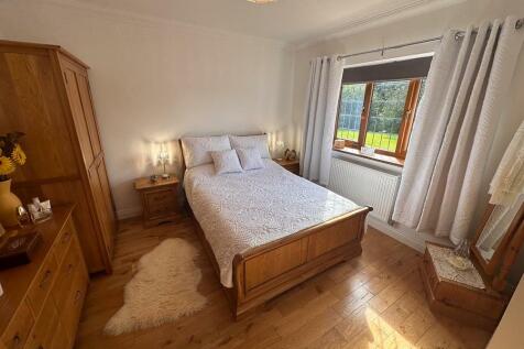 FRONT DOUBLE BEDROOM 1