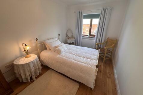 REAR DOUBLE BEDROOM 2