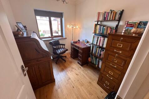 BEDROOM 3 / HOME OFFICE