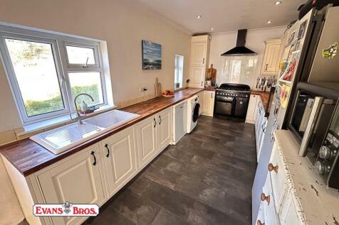 FITTED KITCHEN