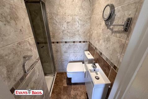 EN-SUITE SHOWER ROOM