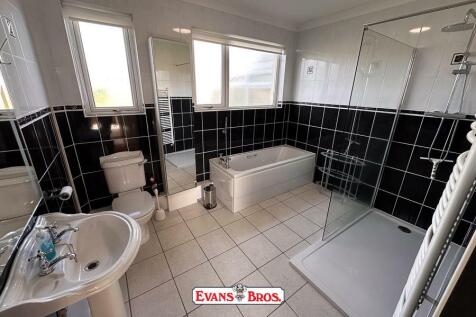 FAMILY SHOWER ROOM