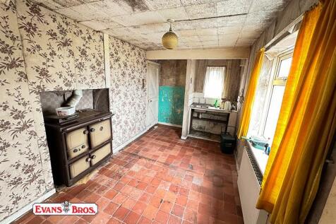 KITCHEN / LIVING ROOM