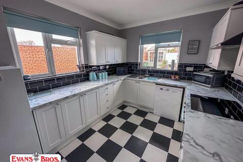 KITCHEN / BREAKFAST ROOM