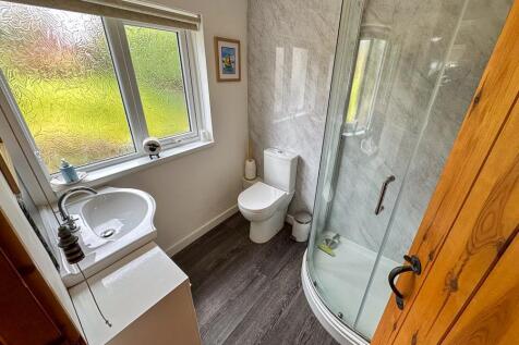 GROUND FLOOR SHOWER ROOM
