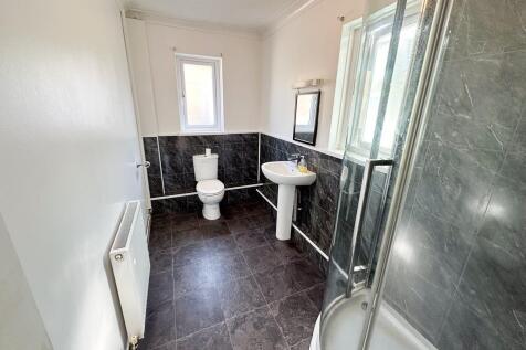 EN-SUITE SHOWER ROOM