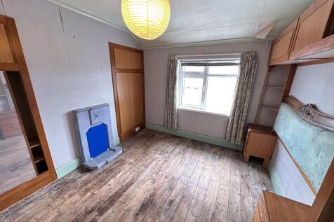 FRONT DOUBLE BEDROOM 2