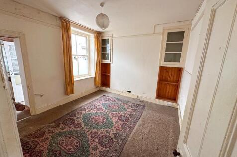 REAR LIVING ROOM 2