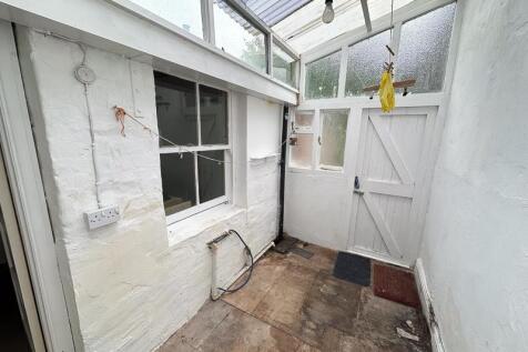 SIDE UTILITY ROOM