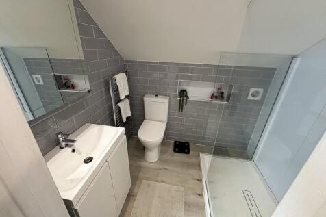 EN-SUITE SHOWER ROOM