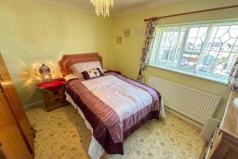 FRONT DOUBLE BEDROOM 2
