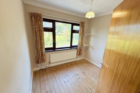 FRONT BEDROOM 3 / HOME OFFICE