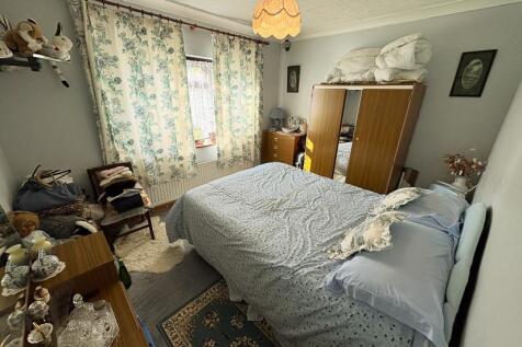 FRONT DOUBLE BEDROOM 2