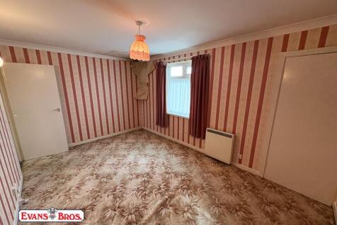 FRONT DOUBLE BEDROOM 1