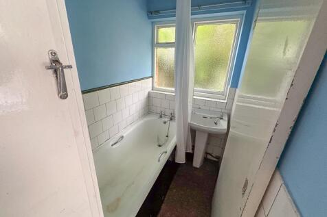 GROUND FLOOR BATHROOM