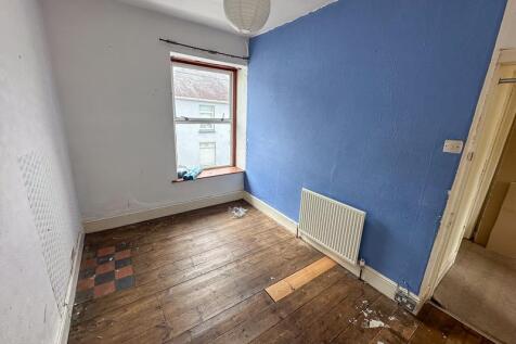 FRONT DOUBLE BEDROOM 1