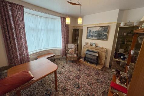 BAY FRONTED LIVING ROOM