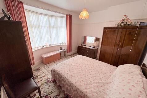 FRONT DOUBLE BEDROOM 1