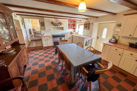 KITCHEN / DINING ROOM