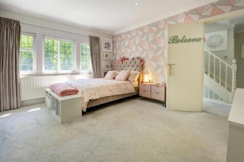 D0388 93 meadway bed2.jpg