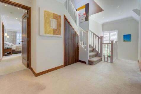 D0408 2 raeburn clo landing.jpg