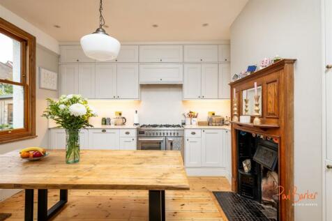 241028 - 61 Carlisle Avenue, St Albans - 12 [WM].j